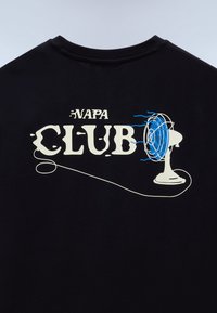 Μαύρο T-shirt με το κείμενο "NAPA CLUB" και ένα στυλιζαρισμένο γραφικό ενός ηλεκτρικού ανεμιστήρα σε άσπρο και μπλε με καλώδιο ρεύματος στην πλάτη.