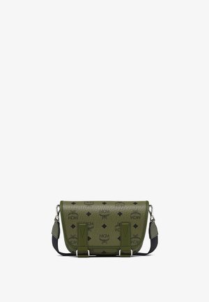 Borsa a tracolla verde in pelle con logo MCM in rilievo, forma rotonda, hardware argento e pattina frontale fissata da due ganci.