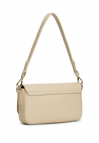 Beige Handtasche aus Kunstleder mit Klappenverschluss, einem einstellbaren Tragegurt und goldfarbenen Hardware-Details. Glatte Textur, rechteckige Form.
