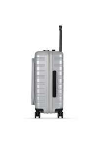 Silberner Hartschalenkoffer mit strukturierter Oberfläche, schwarzem ausziehbarem Griff und vier Rädern für Mobilität. Reißverschlussöffnung am Hauptfach.