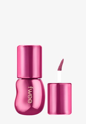 Flacon de vernis à ongles métallique rose avec forme courbée et bouchon assorti, à côté d’un bouchon ouvert avec applicateur brosse incliné recouvert de vernis mauve.