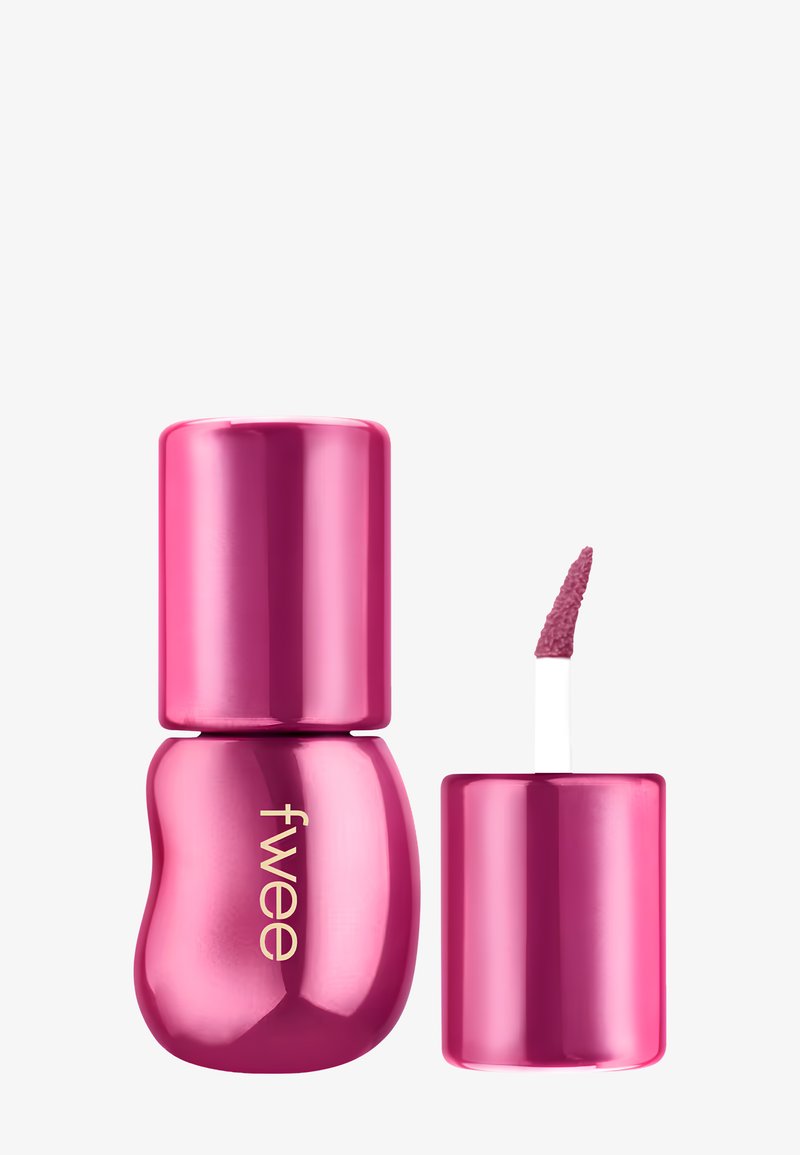 Flacon de vernis à ongles métallique rose avec forme courbée et bouchon assorti, à côté d’un bouchon ouvert avec applicateur brosse incliné recouvert de vernis mauve.