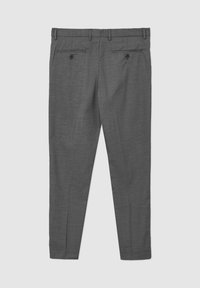Pantaloni grigi con un tessuto texturizzato, dotati di due tasche posteriori con bottoni e una vestibilità dritta. Design pulito e aspetto sartoriale.