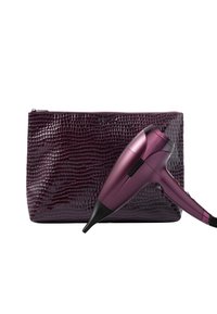 Fioletowa suszarka do włosów o eleganckim designie z czarnymi akcentami, umieszczona obok teksturowanego, ciemnofioletowego etui z zamkiem błyskawicznym w wzór krokodyla.