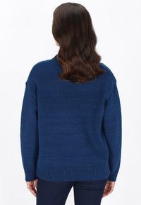 Blauer Strickpullover mit lässigem Schnitt, Rundhalsausschnitt und geripptem Saum. Weiche Textur und überschnittene Schulternähte. Geeignet für die Freizeit.