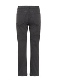 Tmavo sivé nohavice so strižením rovného strihu, ktoré majú dve zadné vrecká a prešívanie. Tkanina vyzerá hladko s jemným leskom.