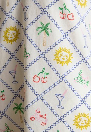 Mønster med blåt diamantnet med gule sole med ansigter, grønne palmer, røde kirsebær, blå cocktailglas og lyserøde scootere på hvidt stof.