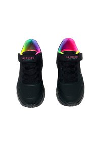 Sneaker sintetiche nere con una parte superiore traspirante, punta testurizzata e rivestimento a gradiente colorato, dotate di fascia regolabile e lacci.