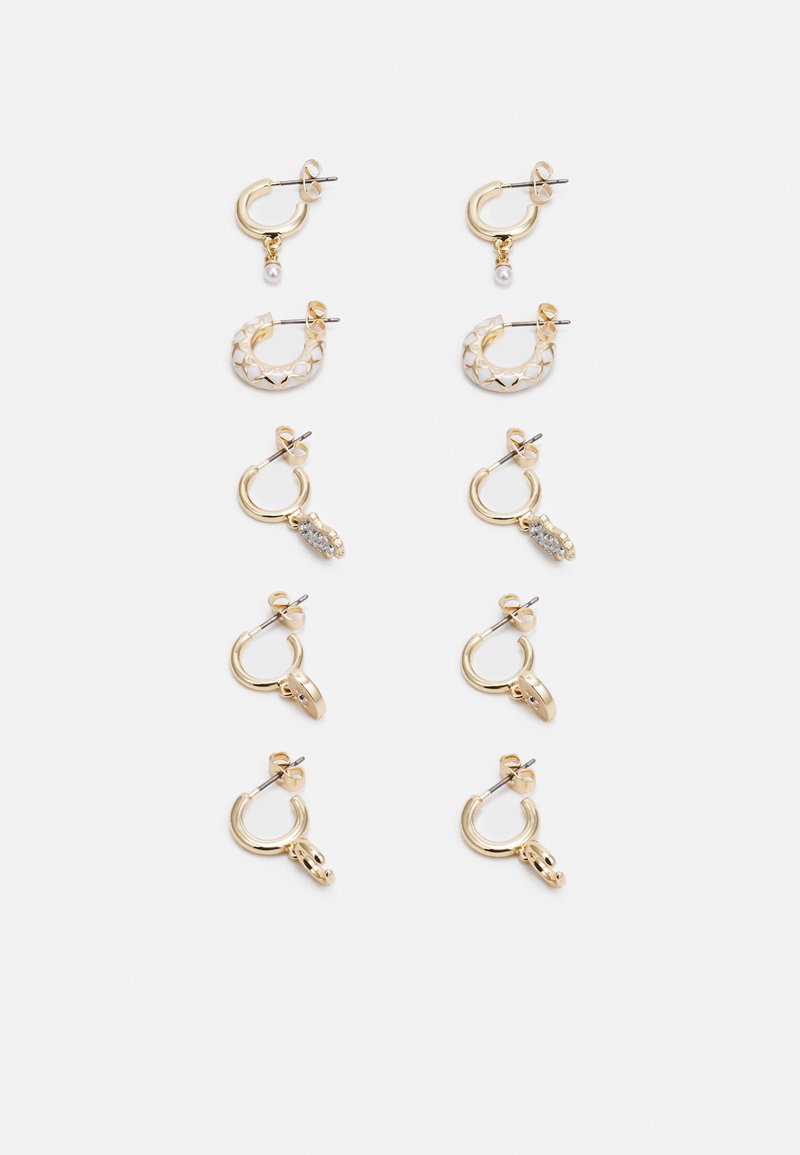 Conjunto de seis brincos de argola em tom dourado, com formas e designs variados, apresentando acentos de pérolas e cristais, com uma textura lisa e brilhante.