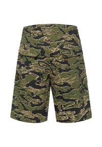 Pantaloni cargo mimetici in tessuto verde, nero e sabbia; presentano diverse tasche e un pattern testurizzato; vestibilità comoda e lunghezza fino al ginocchio.
