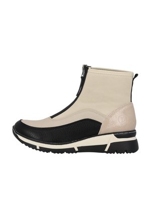 Bottine hauteur cheville avec des panneaux crème, noir et texturé ; fermeture éclair ; semelle en caoutchouc ; et accent de logo subtil sur le talon.
