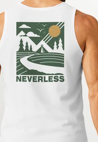 Weißes ärmelloses Tanktop mit einem grünen Grafikdesign von Bergen, Bäumen und einer Straße, mit dem Wort "NEVERLESS" in fetter Schrift.