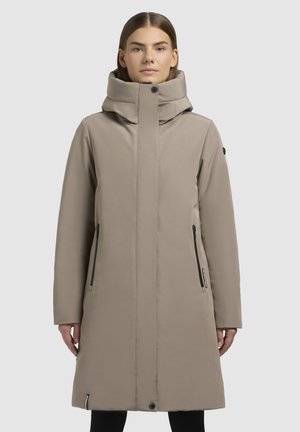 Beige, lange waterdichte jas met een hoge kraag, twee zijzakken met rits en een knoopsluiting aan de onderkant. Gladde textuur, minimalistisch ontwerp.