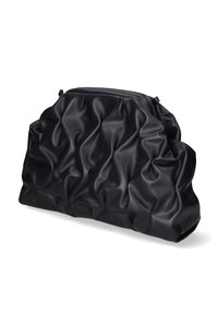 Borsa a pochette nera plissettata realizzata in materiale morbido e testurizzato, dotata di chiusura con zip e di una forma over-size con pieghe distintive.