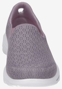 Lila slip-on sko tillverkad av luftigt mönstrat material med en slät insida och en rund klack. Har en dragflik för enkel påtagning.