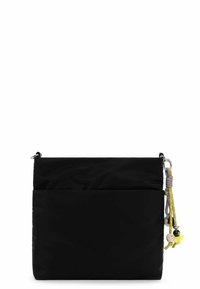 Czarna torba na ramię z gładką fakturą, wyposażona w przednią kieszeń i ozdobne zawieszki na zamku.
