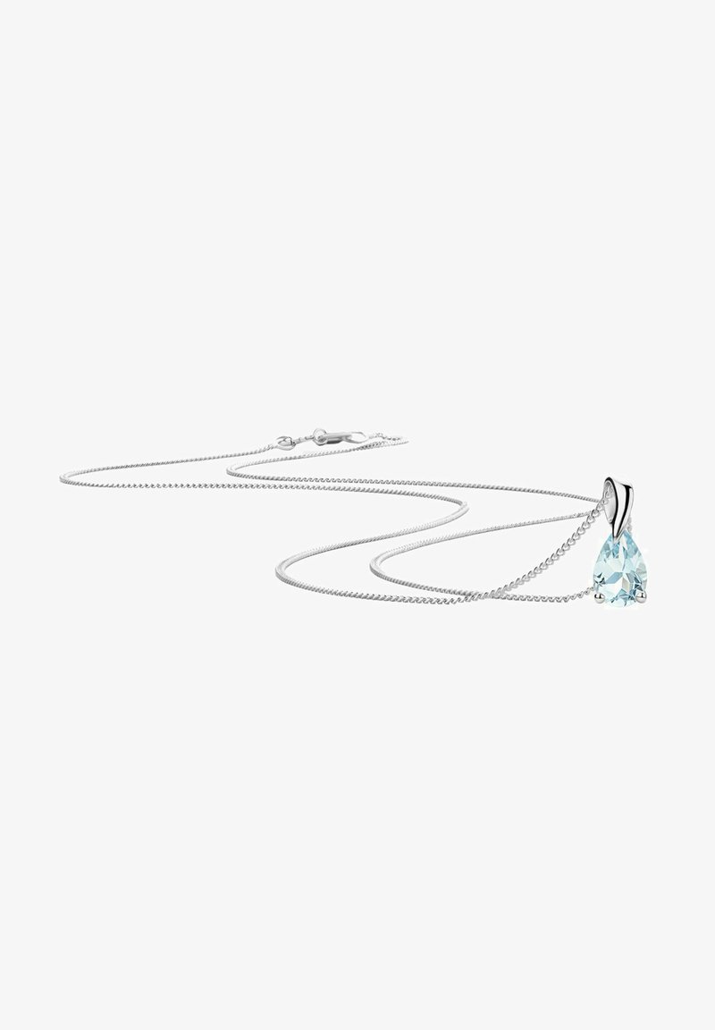 Sølvkæde med en dråbeformet lyseblå ædelsten vedhæng, med et slankt design og poleret finish, der viser delikate detaljer.