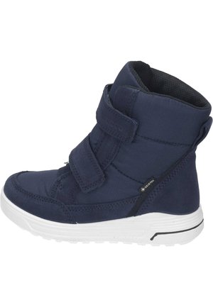 Granatowe wysokie buty ze rzepami, wykonane z gładkiego materiału syntetycznego, z białą gumową podeszwą i wodoodporną etykietą GORE-TEX.