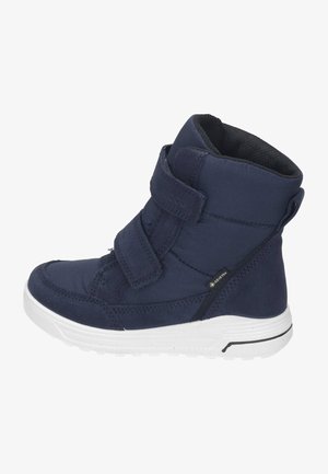 Botte montante bleu marine avec des bandes Velcro, fabriquée en matériau synthétique lisse, dotée d'une semelle en caoutchouc blanche et d'une étiquette GORE-TEX imperméable.