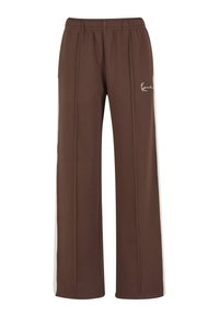 Pantaloni maro cu croială largă, dungi albe laterale și talie elastică, cu un logo mic alb pe partea superioară a piciorului stâng.