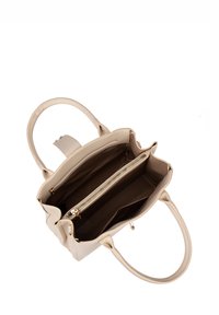 Borsa in pelle beige con due compartimenti principali, una tasca con zip e manici doppi. Texture liscia con dettagli cuciti.