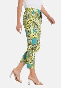 Bunte, cropped Hosen in Grün und Blau, mit einem abstrakten Blatt- und geometrischen Muster, einem Kordelzugbund und weichem Stoff.