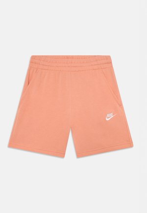 Perzikkleurige sportshorts gemaakt van zachte stof, met een elastische tailleband, twee zijzakken en een wit Nike-logo aan de voorkant.
