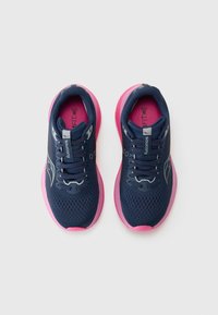Baskets de sport en mesh bleu marine avec des accents roses, dotées d'une semelle rembourrée, de lacets et d'un logo stylisé sur le côté. Tige texturée pour une meilleure respirabilité.