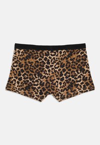 Εσώρουχο τύπου boyshort με λεοπάρ σχέδιο και μαύρη ελαστική ζώνη μέσης σε απλό λευκό φόντο.