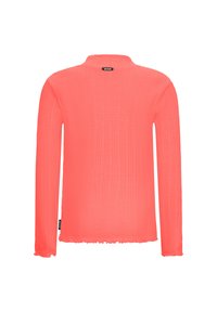 Maglia a maniche lunghe in un vivace corallo, con texture a costine, leggermente cropped con orlo grezzo, caratterizzata da un collo alto e un'etichetta sul retro.