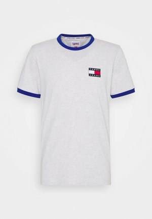T-shirt en coton gris avec un col et des manches côtelés bleus. Présente un petit patch logo brodé sur la poitrine. Design à coupe classique.