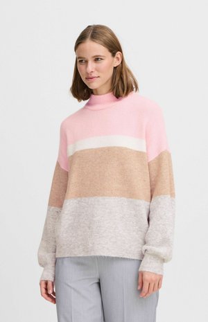 Pull en tricot avec un col haut, arborant des rayures horizontales rose, beige et gris clair. Texture douce et coupe décontractée.
