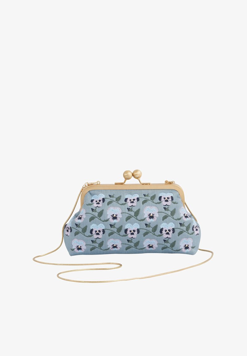 Ziedu raksta aploksnes soma ar mīkstu zilu auduma virsmu, zelta metāla aizdari un noņemamu ķēdes siksnu. Iekļauj vijolīšu izšuvumu.