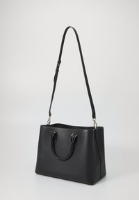 Borsa tote in pelle nera con doppie maniglie superiori e tracolla rimovibile. Presenta un design strutturato e una superficie testurizzata.