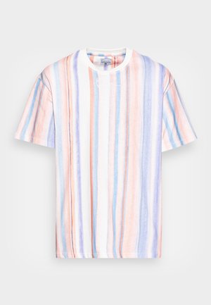 Gestreept T-shirt met korte mouwen in wit, met verticale lijnen in pastelkleuren roze, blauw en lavendel; ronde hals met zachte textuur.