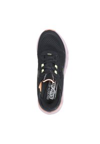 Baskets noires Skechers à enfiler avec tige en mesh, accents jaunes et semelle en caoutchouc rose. Équipées de lacets ronds et d'une semelle intérieure rembourrée.