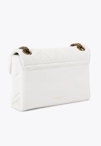 Borsa a tracolla in pelle bianca trapuntata con dettagli in catena tono oro, forma rettangolare e base piatta; presenta logo in rilievo sul davanti.