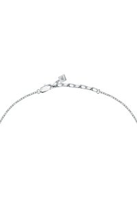 Collana in argento con maglie ovali e un piccolo fermaglio rettangolare con logo accentato. Texture liscia con finitura lucida.