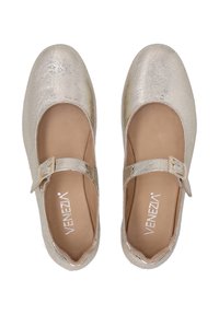 Metallic gold Mary Jane Schuhe mit einer strukturierten Oberfläche, runder Zehenpartie und verstellbarem Riemen mit goldener Schnalle. Weiche Innensohle, minimalistisches Design.