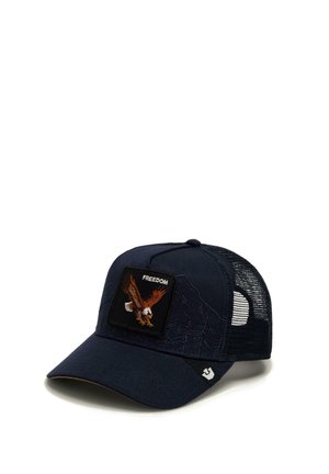 Casquette de baseball en mesh bleu marine avec une visière incurvée, un patch aigle brodé portant la mention "FREEDOM" sur la face avant, et une petite étiquette logo sur le côté.