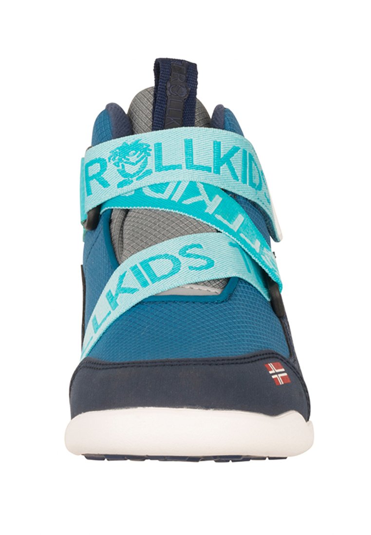 Blaue und graue Kindersneaker mit hellblauen Kreuzgurten, die mit "ROLLKIDS" beschriftet sind, und einer kleinen norwegischen Flagge auf der Zehe.