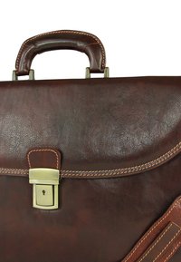 Bruine leren aktetas met een gestructureerd oppervlak, voorzien van een bovenhandvat, koperen beslag en contrasterende stiksels langs de randen.