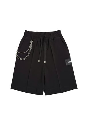 Pantaloncini neri fino al ginocchio con elastico in vita, coulisse, tasche laterali, dettaglio a catena argentata sulla tasca sinistra e una piccola toppa sulla gamba destra.