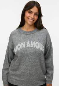 Suéter gris con el texto "MON AMOUR" en blanco, con un cuello redondo y un corte holgado. Fabricado con un material suave y texturizado.