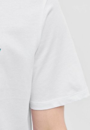 Hvid bomuld t-shirt med korte ærmer, der har et enkelt design. Glat tekstur med en simpel kant og et nærbillede af ærmet og armen.