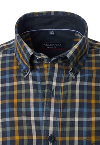 Casual fit overhemd in een marineblauwe, gele, groene en blauwe geruite patroon. Heeft een knoop-down kraag en twee knopen bij de kraag.