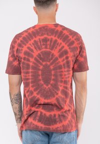 Paradiso Clothing DISTURBED SCARY FACE DIP DYE - Print T-shirt - red