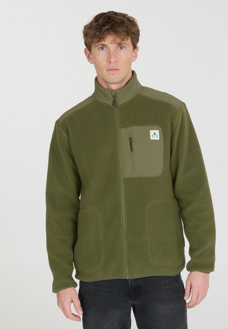 Olivgrüne Fleecejacke mit einer Reißverschlusstasche auf der Brust, zwei Seitentaschen und einem hohen Kragen. Verfügt über ein strukturiertes Material und ein Logo-Patch.