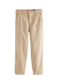 Pantaloni in cotone beige con taglio dritto, chiusura a bottone, tasche frontali e un piccolo logo arancione sulla cintura. Texture liscia.