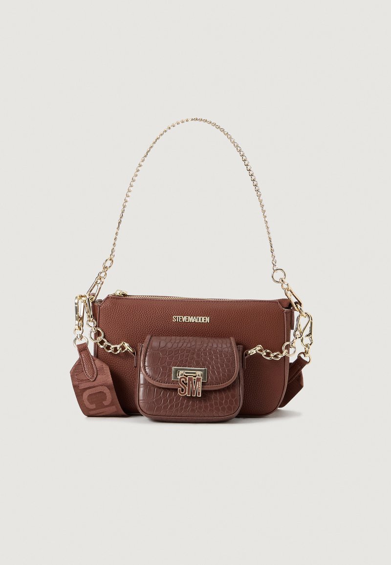 Geantă de mână din piele maro cu un front texturat, lanț și accesorii aurii, dispune de un pouch mic detașabil și inițialele brandului embossate.